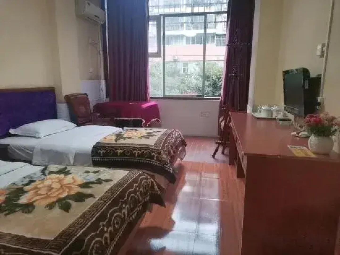 Yuechi Famous City Hotel