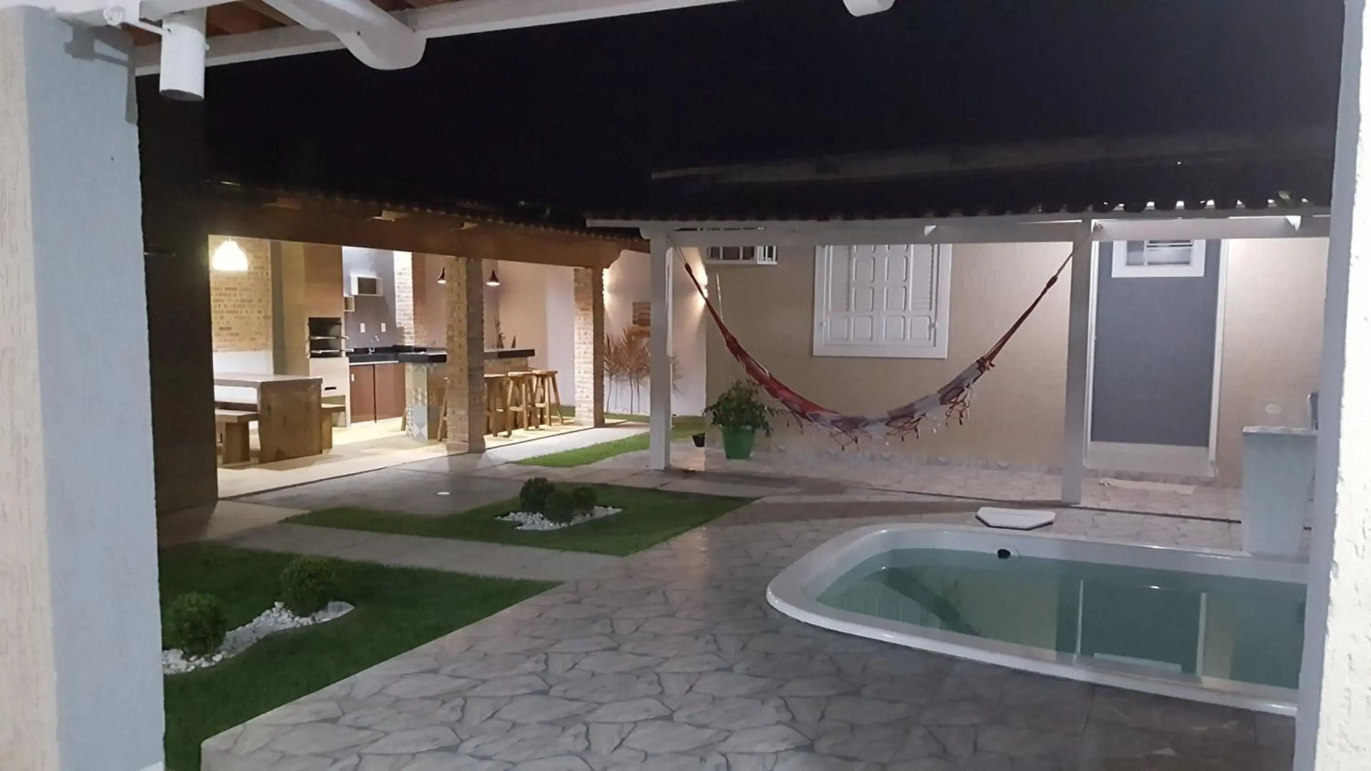 CASA COM PISCINA no CENTRO