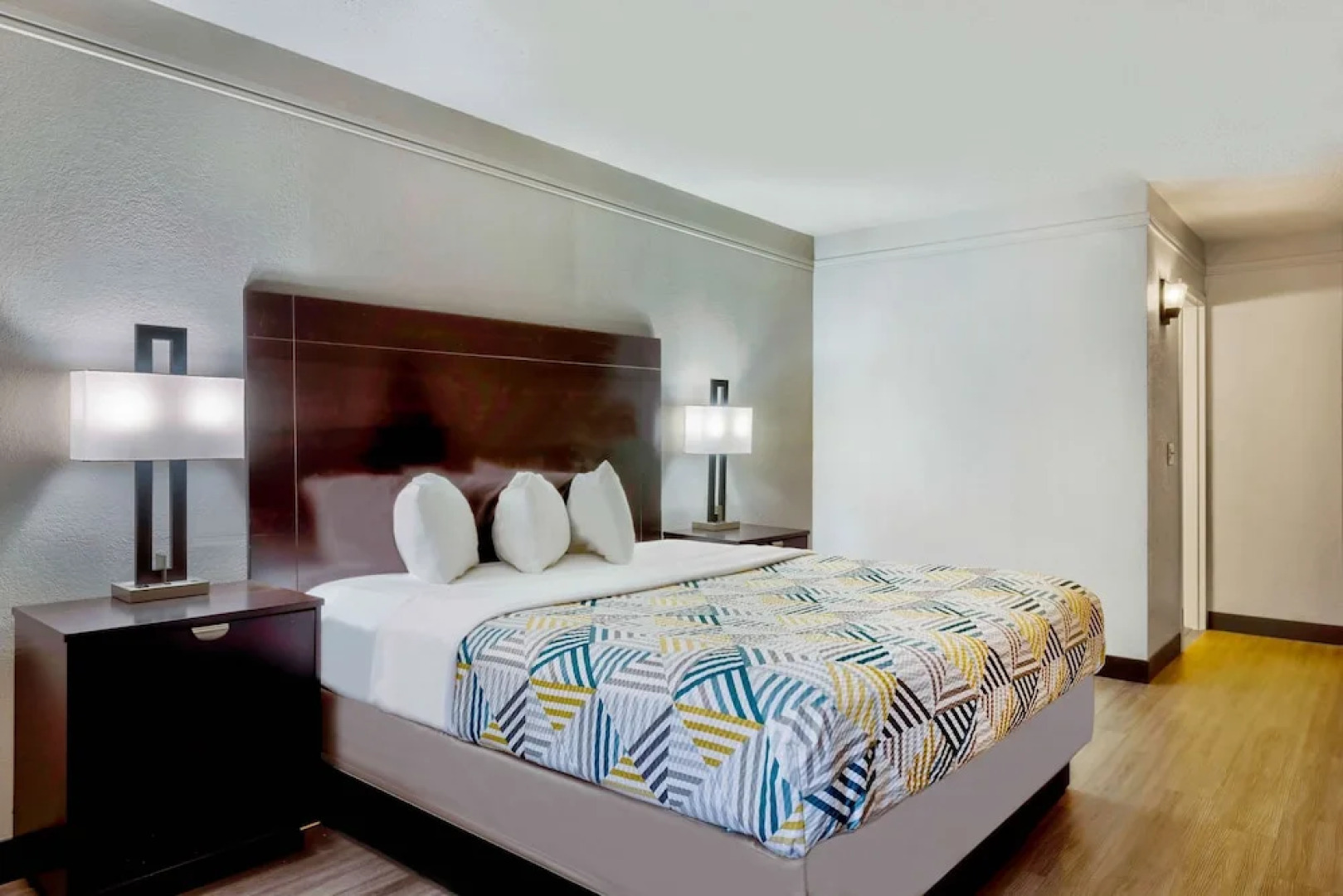 Days Inn & Suites Bartlesville