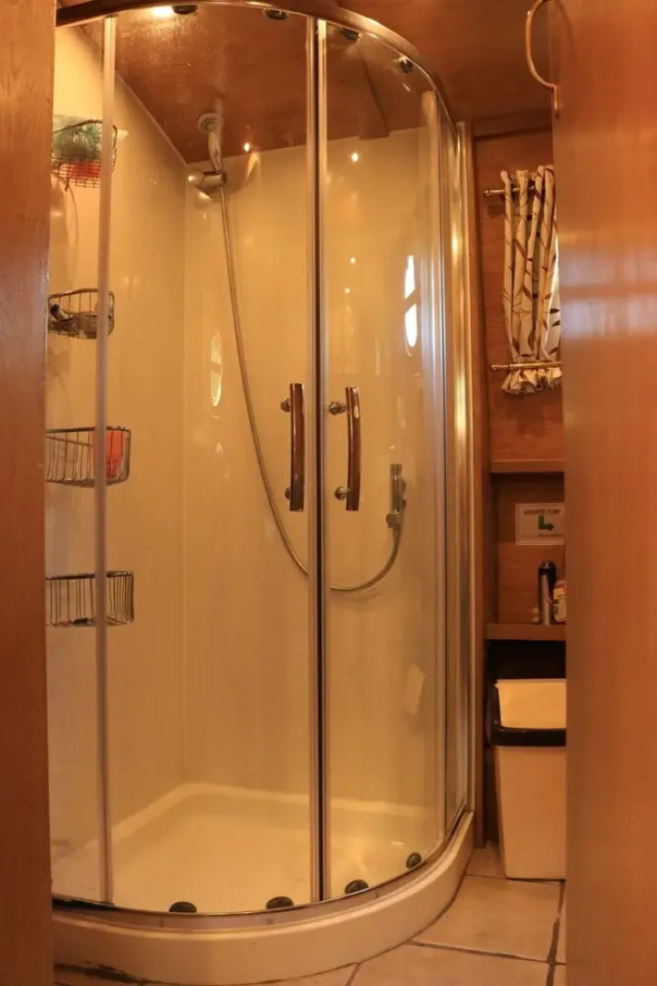 Idyllic Houseboat - Sleeps Six