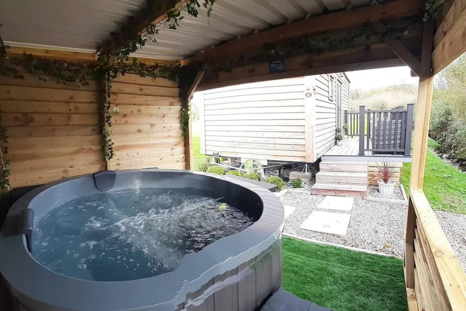 Min yr Afon - Cabin - Sleeps 2 - Hot Tub - Parking
