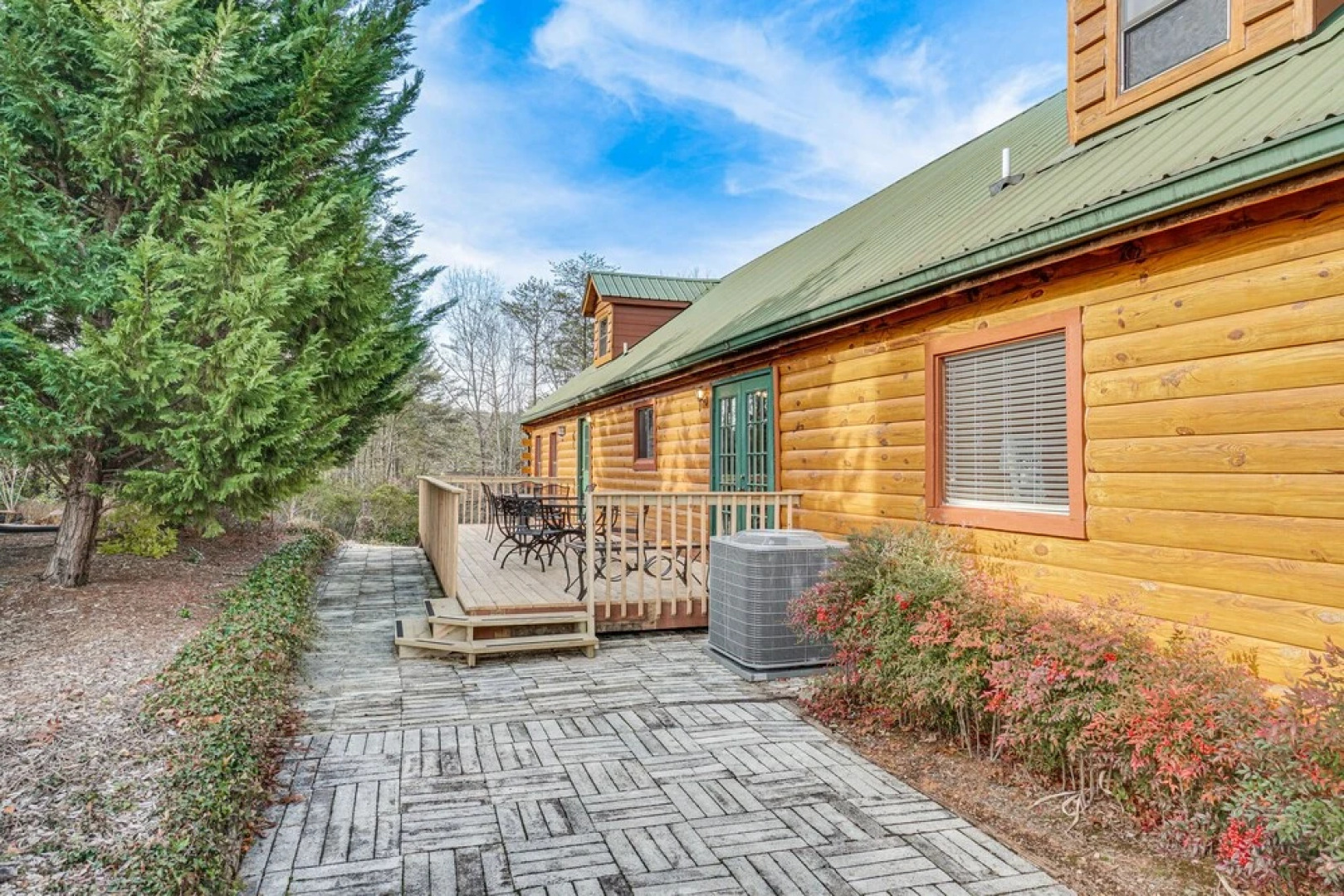 Spacious Log Cabin in Helen w/ Deck & Pool Access!