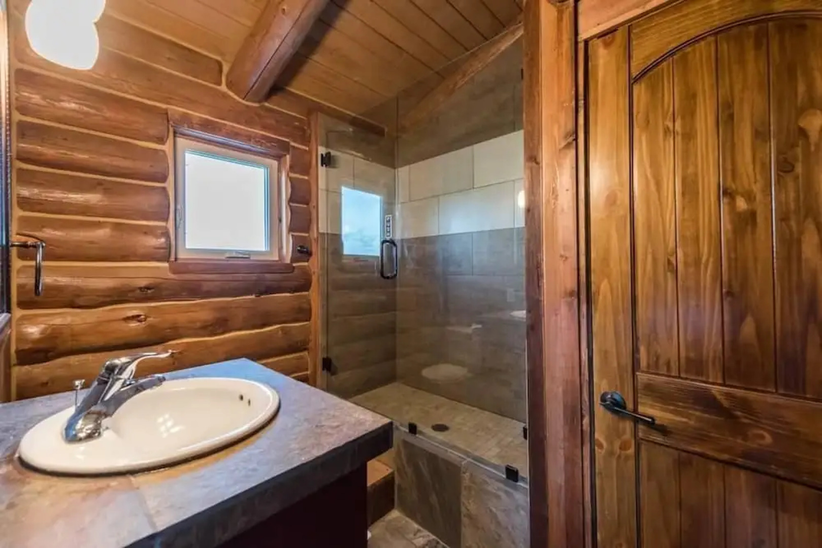 The Two Moose Inn - Luxury Log Cabin for Families!
