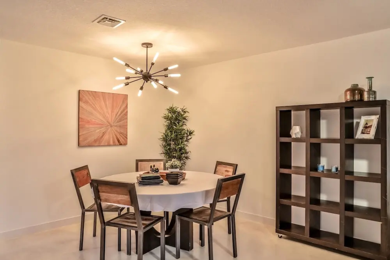 690 Avenida Laredo