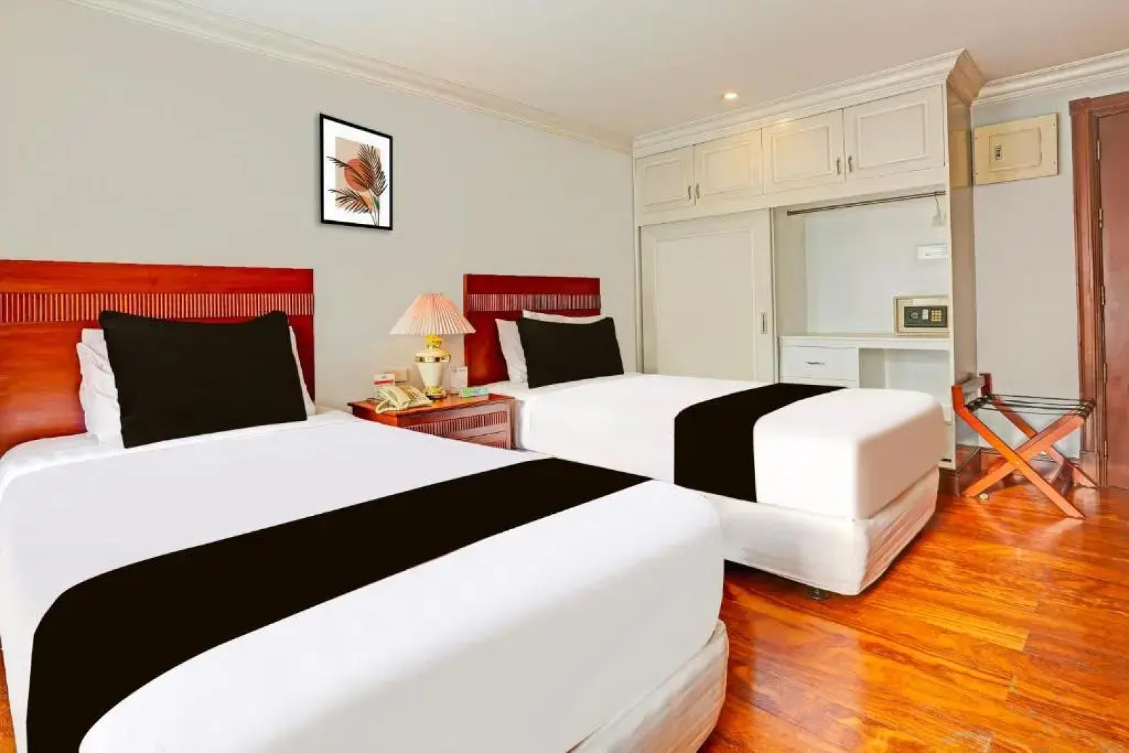 Townhouse OAK Makati Manila Near PNR Pasay Evangelista formerly VIP Suites