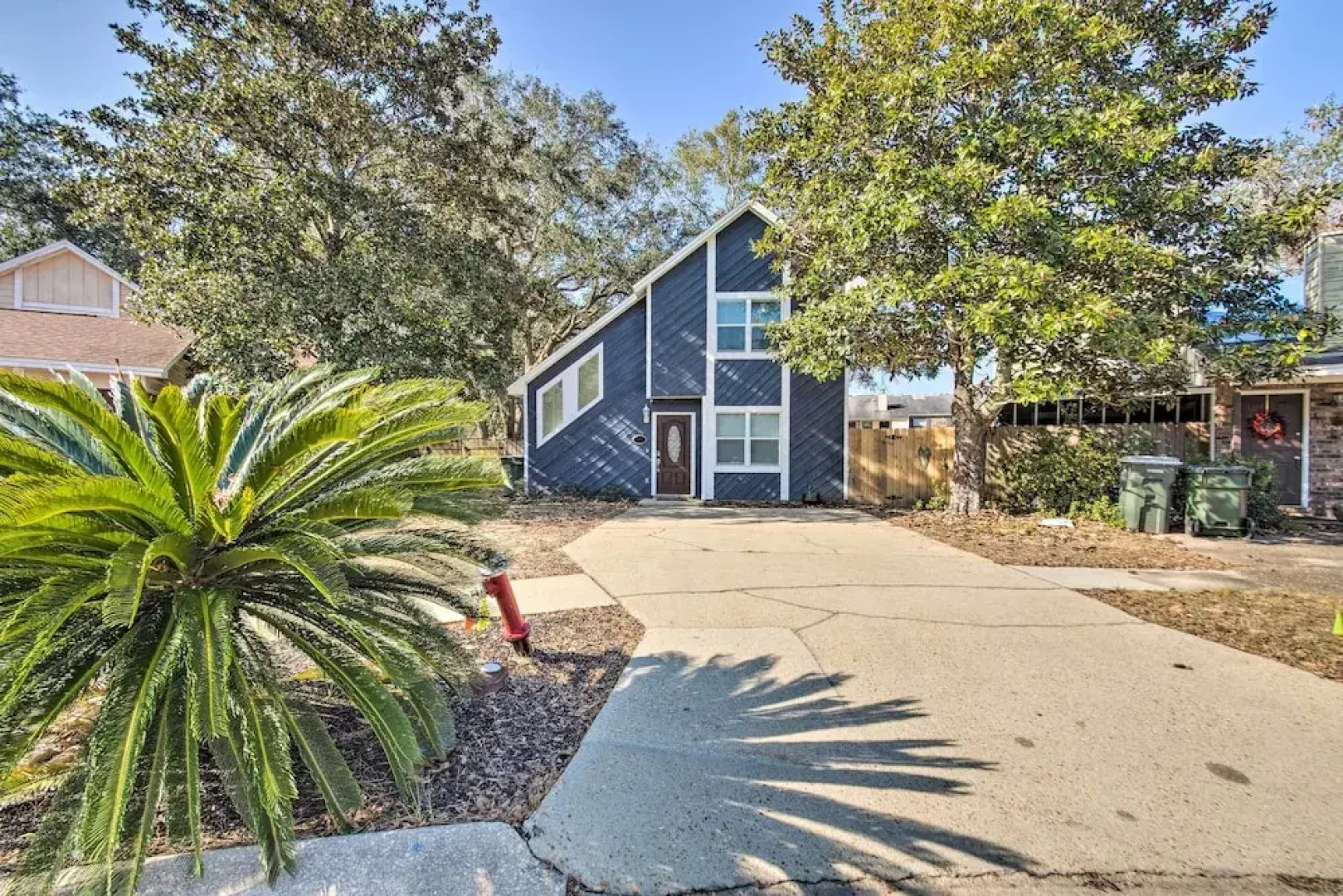 Pet-friendly A-frame Retreat Near Dtwn + Beaches!