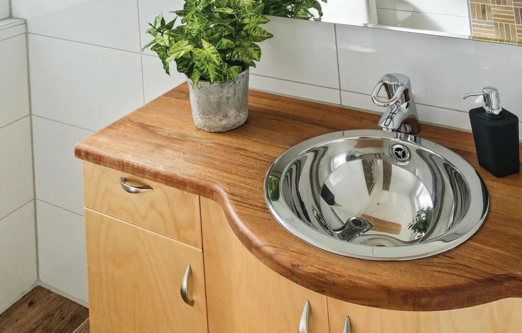 Beautiful Home in Mandal With 8 Bedrooms, Jacuzzi and Wifi