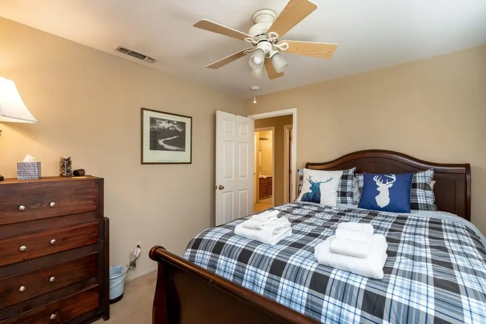 Wolf Den - Check out the Beach, Country Club, Golf Course Enjoy the Wifi, Central Heat and Air Conditioning. Near Yosemite by Redawning