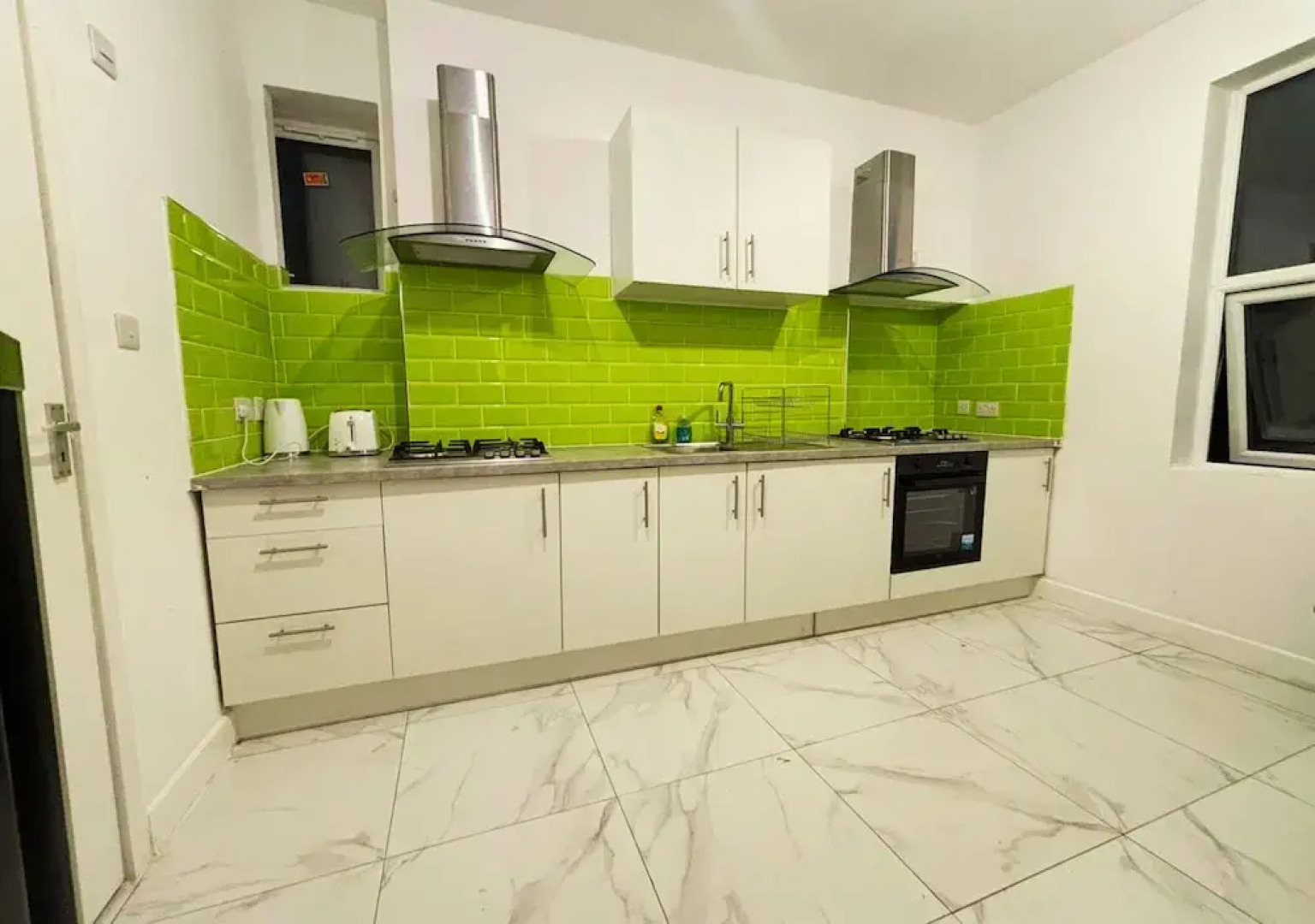 PRIVATE ROOMs In TOWN CENTRE FREE PARKING WIFI AND PATIO WITH AA STAY LTD