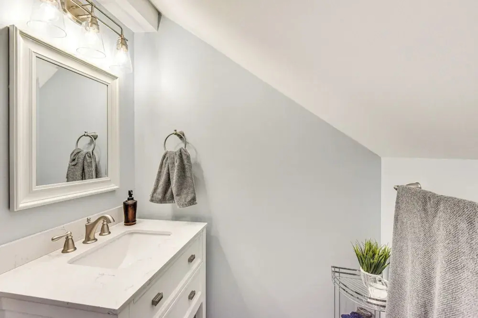 Benton Harbor Apt w/ Balcony + Fire Pit