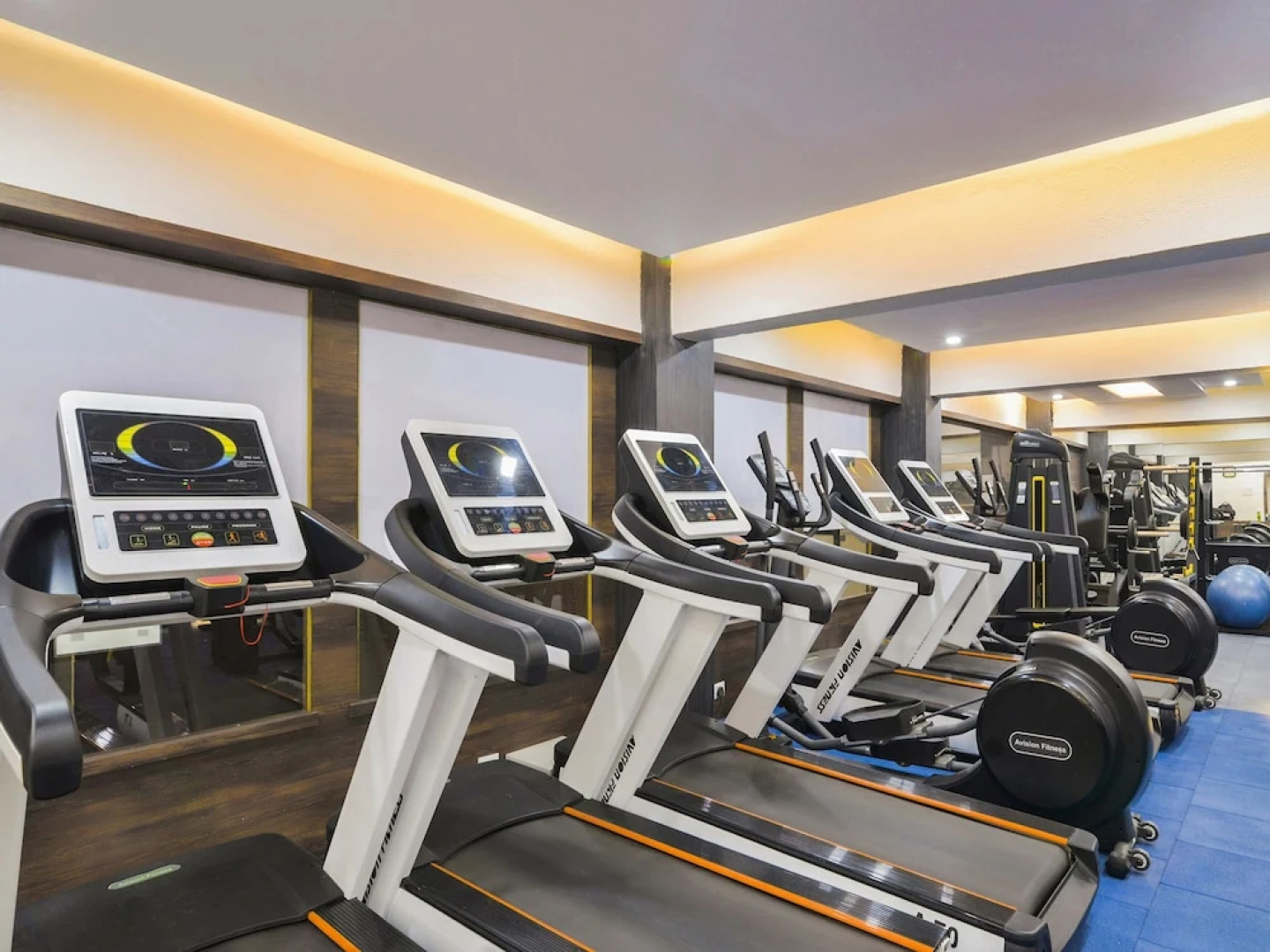 Collection O 23137 Blue Roof Club