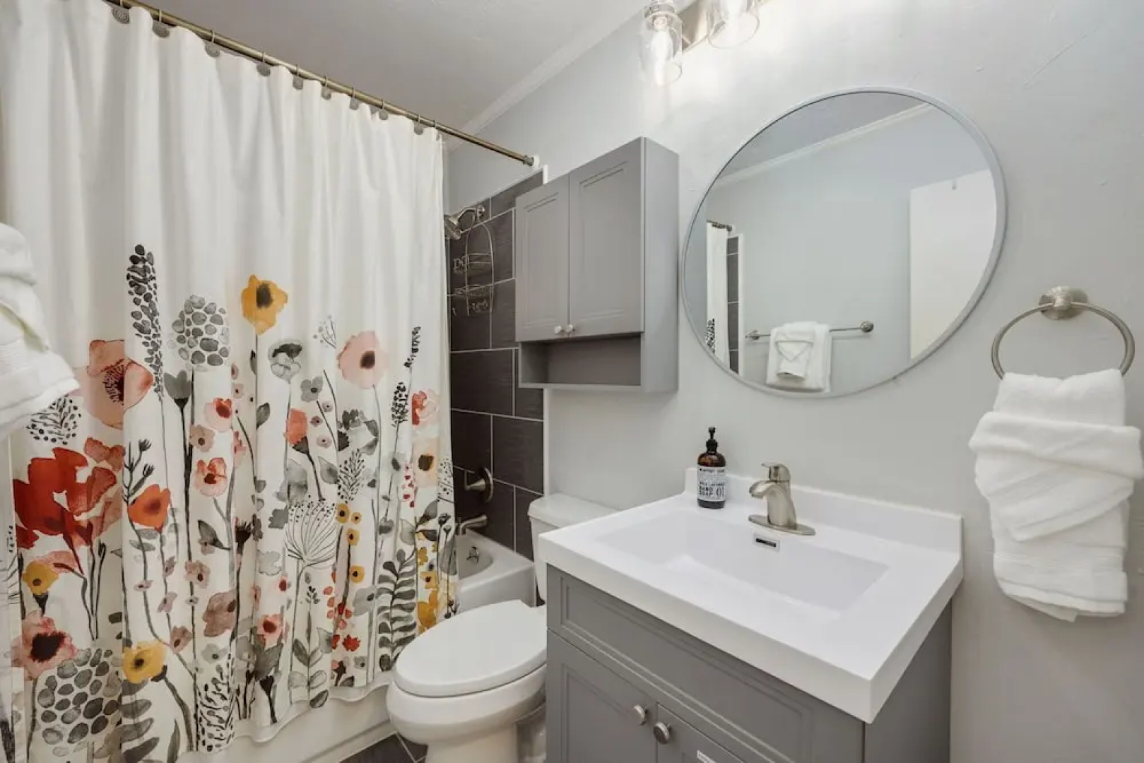 Cozy Mountain Retreat in Downtown With Hot Tub and Bikes