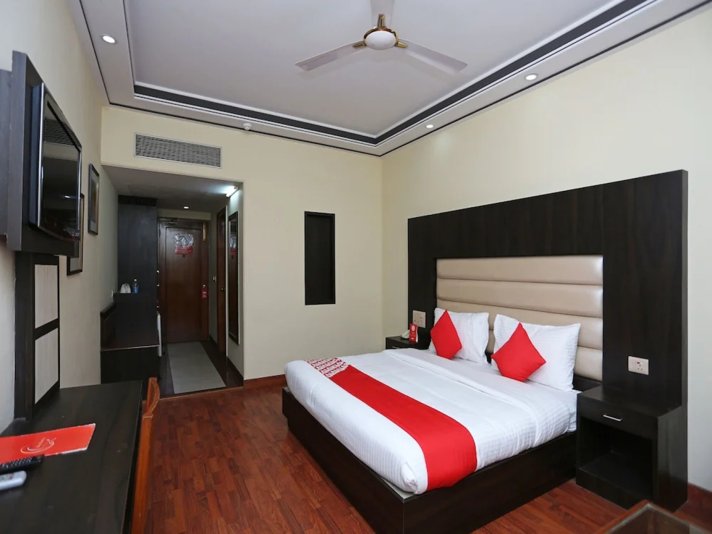 OYO 16125 Eiffel Grand Hotel