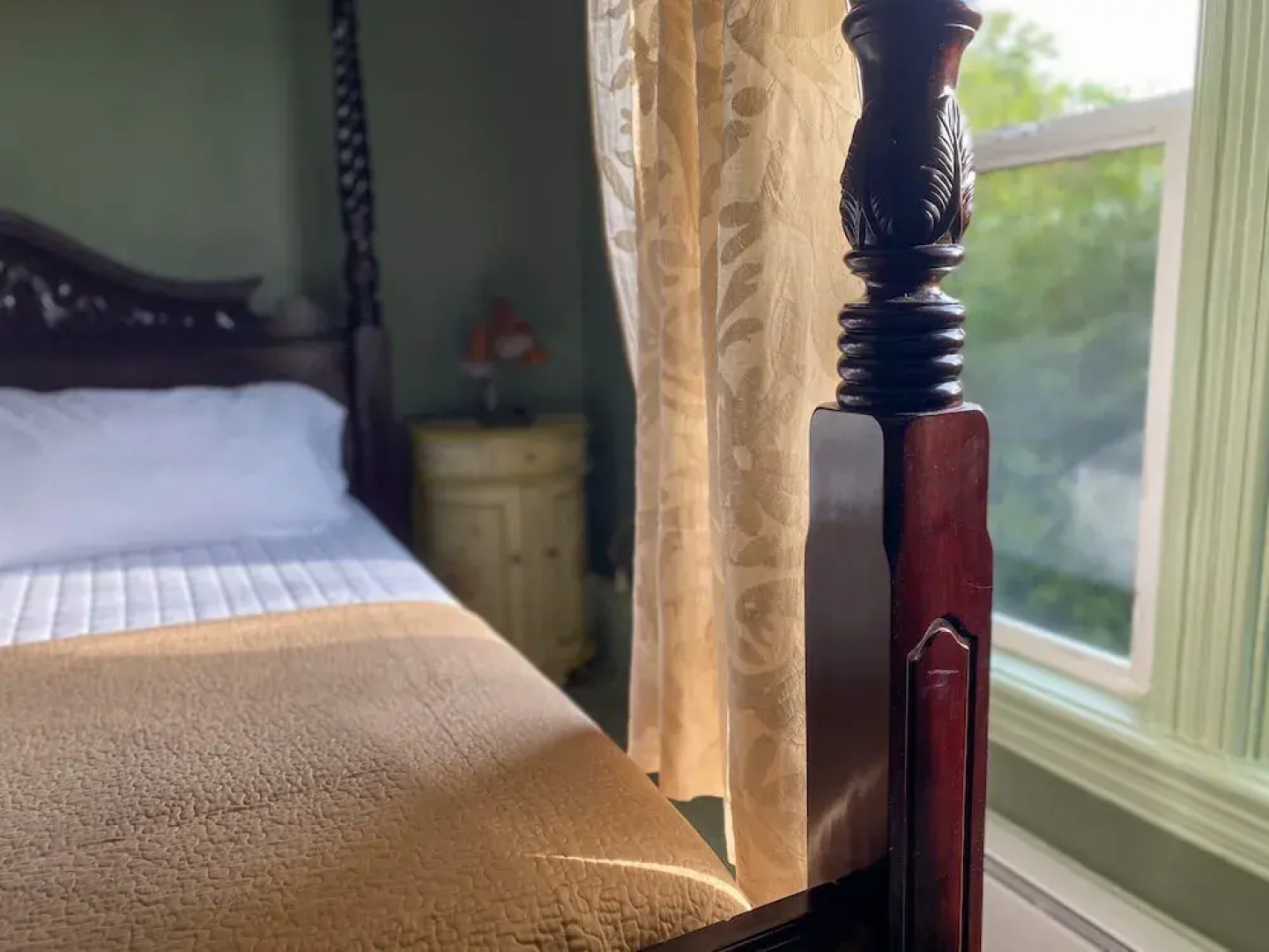 Upstairs at Thevictorian - Lush Walkable and Dog-friendly Retreat - Steps From Downtown Bellingham