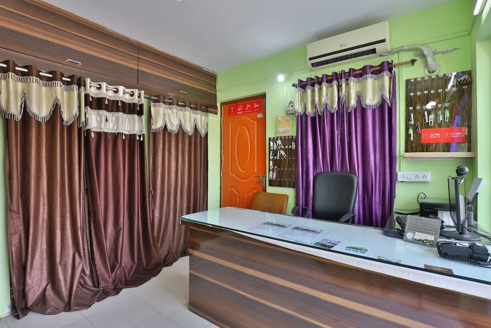 OYO 24833 Hotel Silver