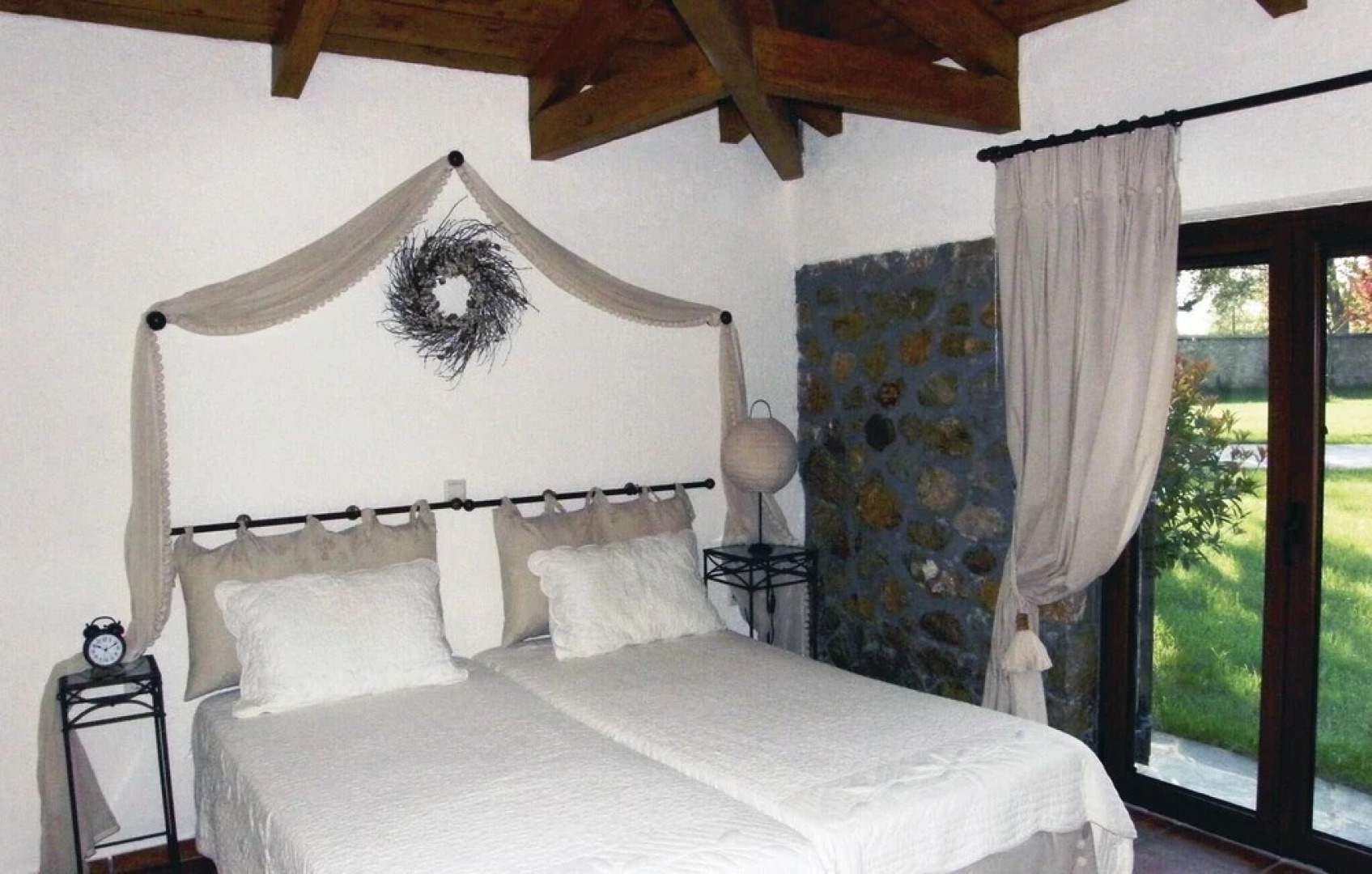 Amazing Home in Kamena Vourla With Wifi and 9 Bedrooms