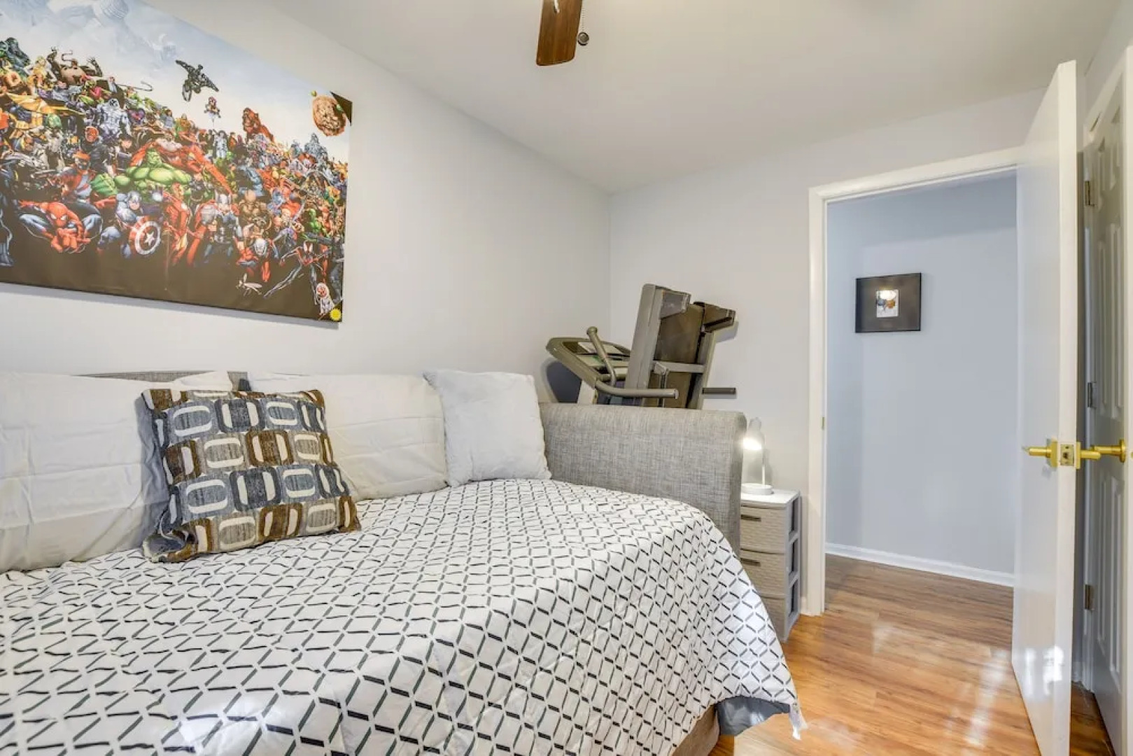 Country Club Hills Home: Walk to Rec Center!