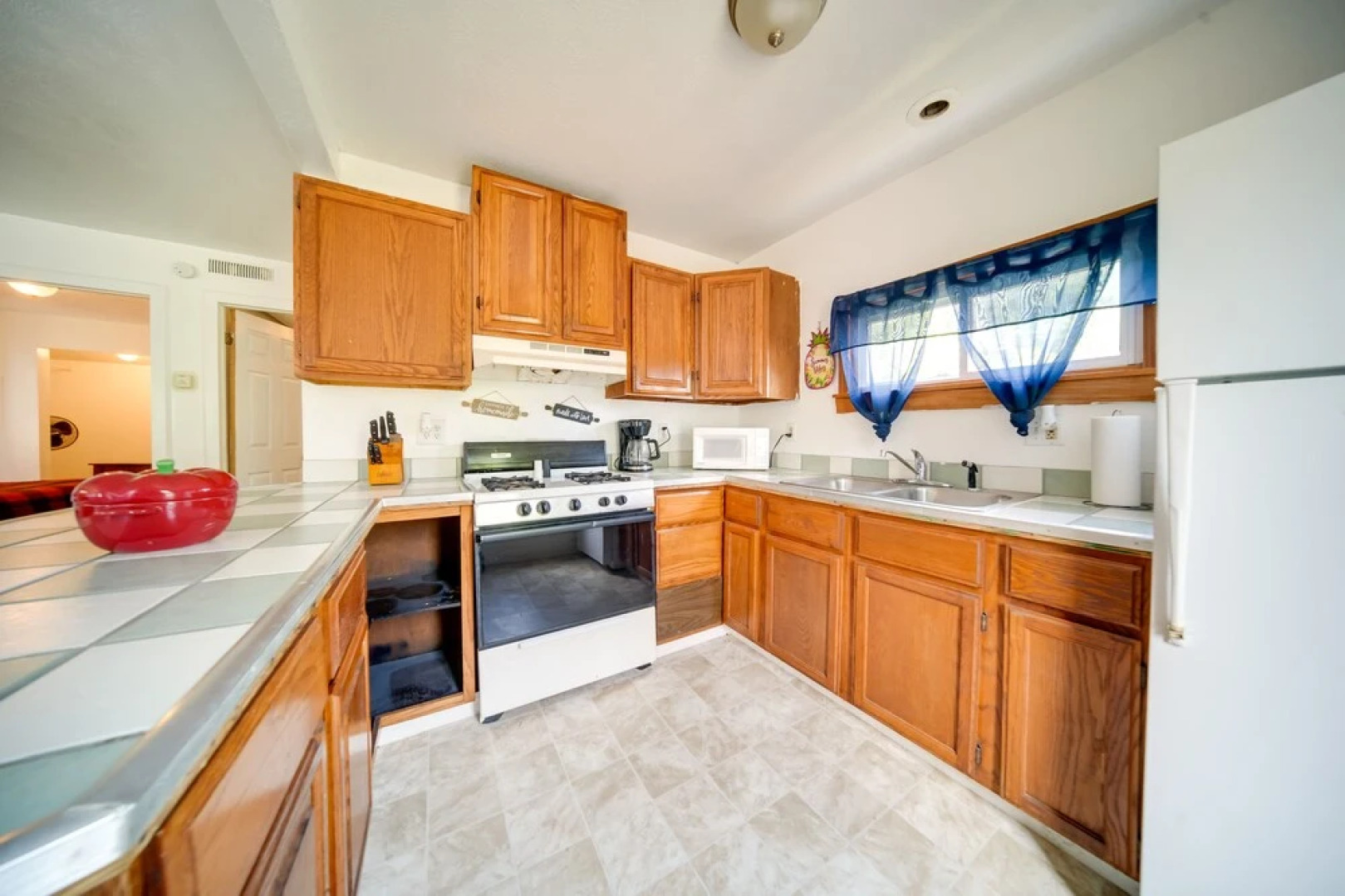 Charming Lake Erie Cottage on Main Strip!