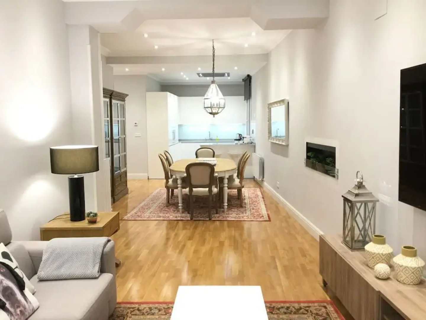 Downtown by Forever Rentals Superior Apartment With 2 Bedrooms. Parking and Wifi