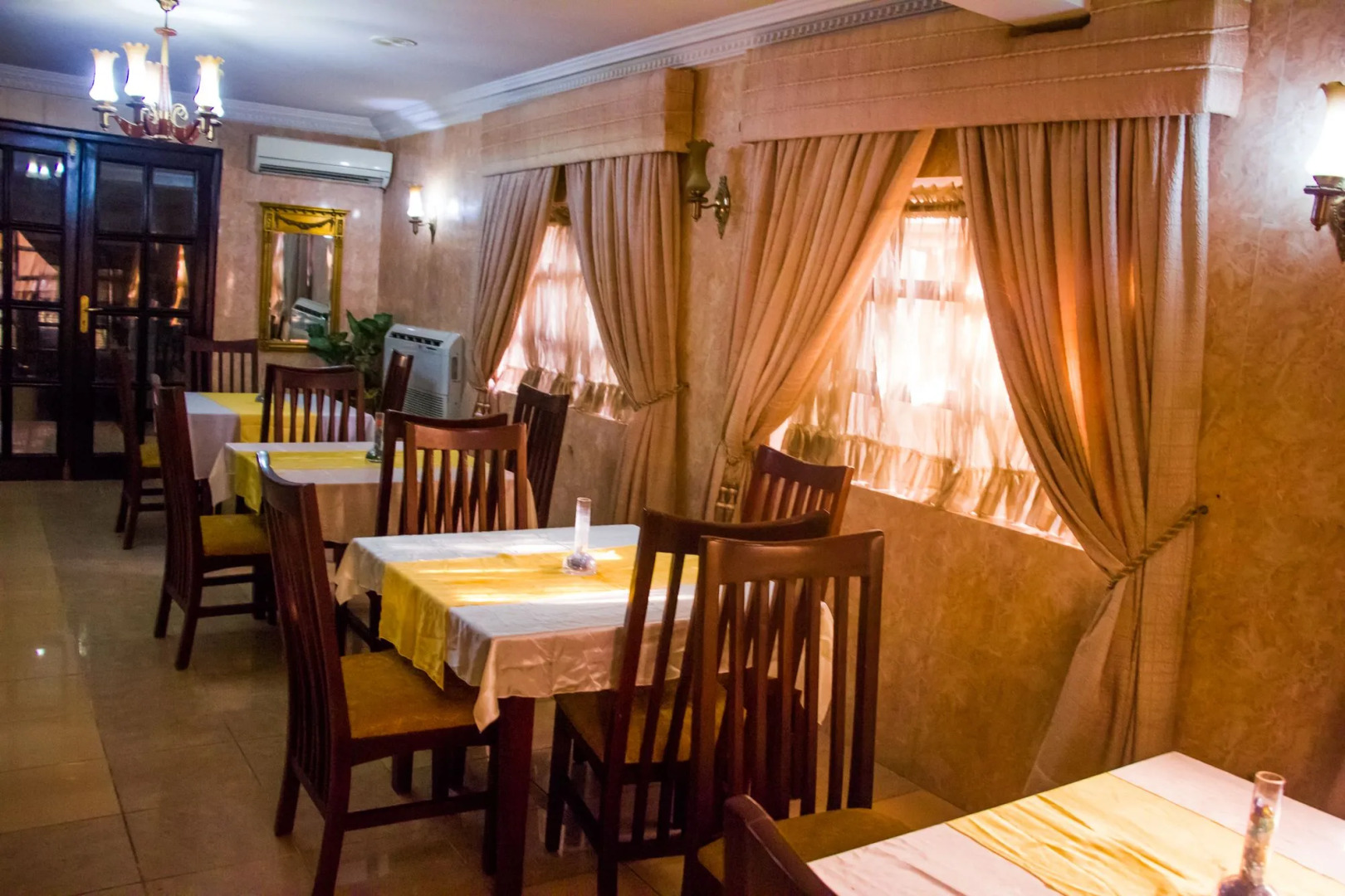 Dees Hotels, Apartments and Suites