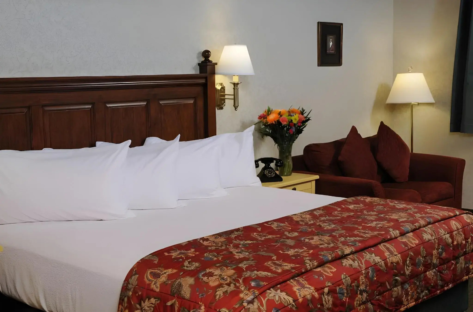 Pike's Waterfront Lodge