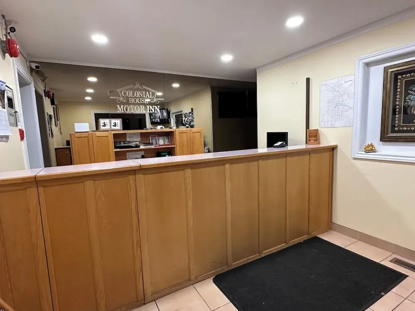 Colonial House Motor Inn