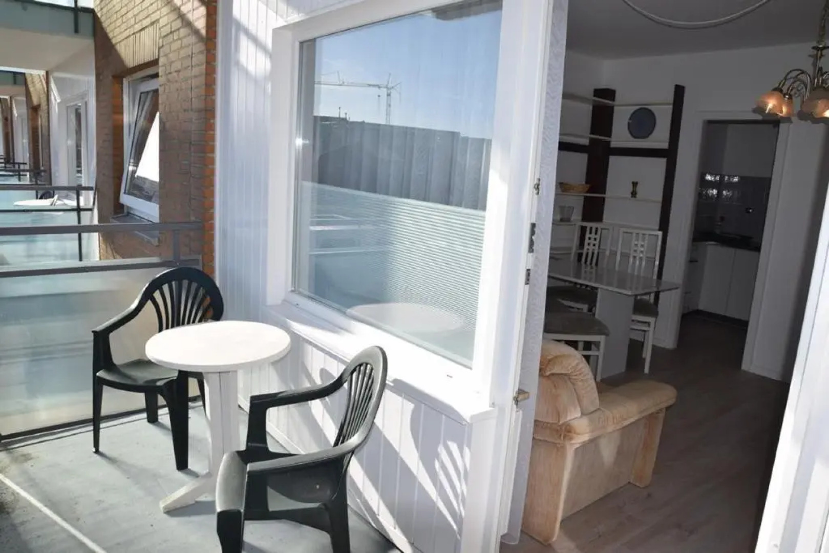 Einfaches 2-Zimmer-Appartement mit Balkon.