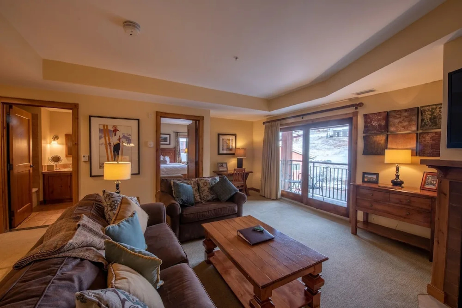 Comfortable 1 Bedroom Slopeside Condo - No Cleaning Fee! by RedAwning