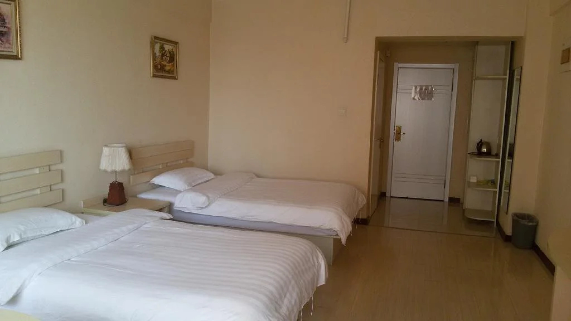 Super 9 Business Hotel