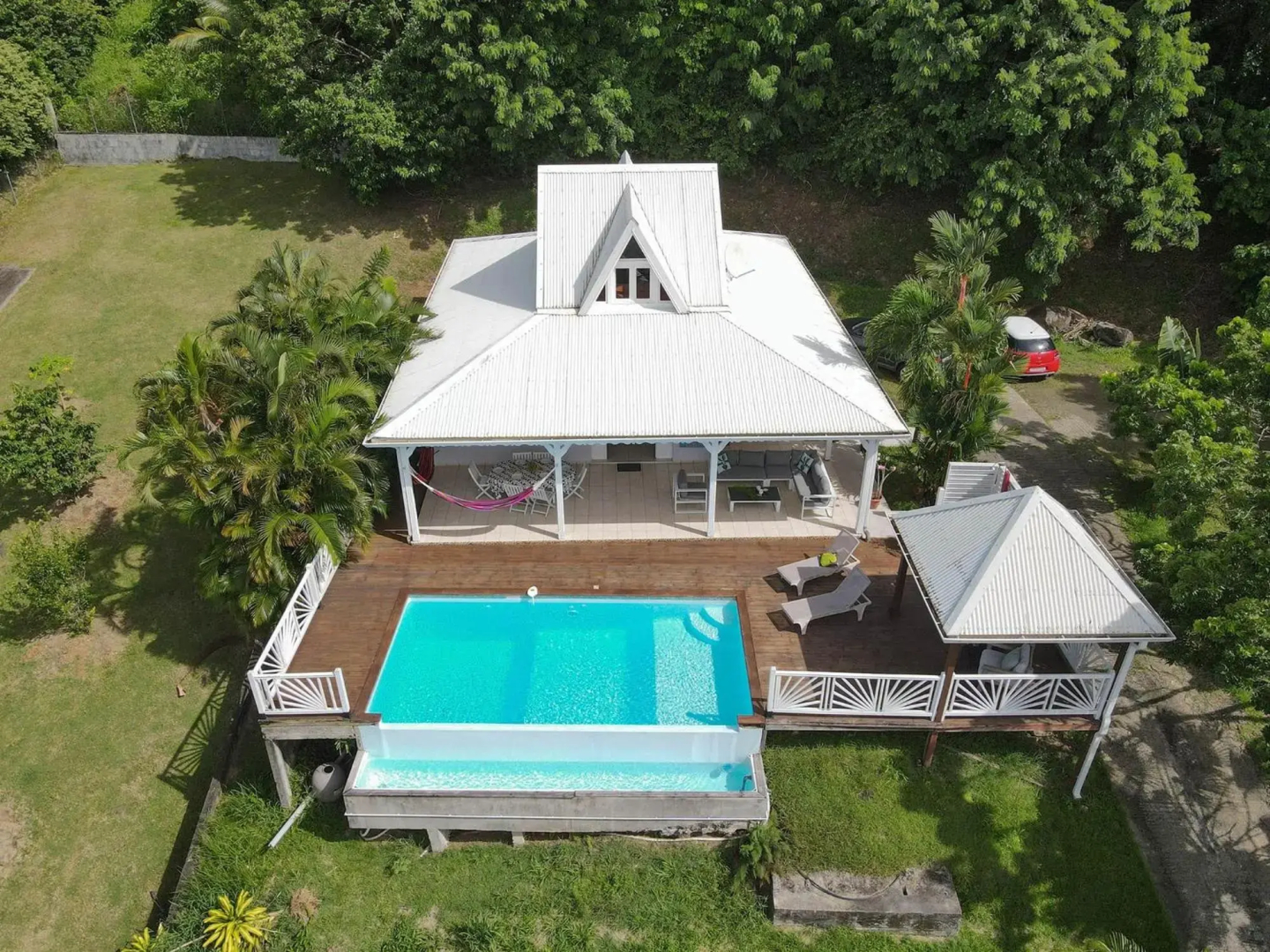 Villa Palmier rouge : 3 ch, piscine à débordement, vue mer et végétation