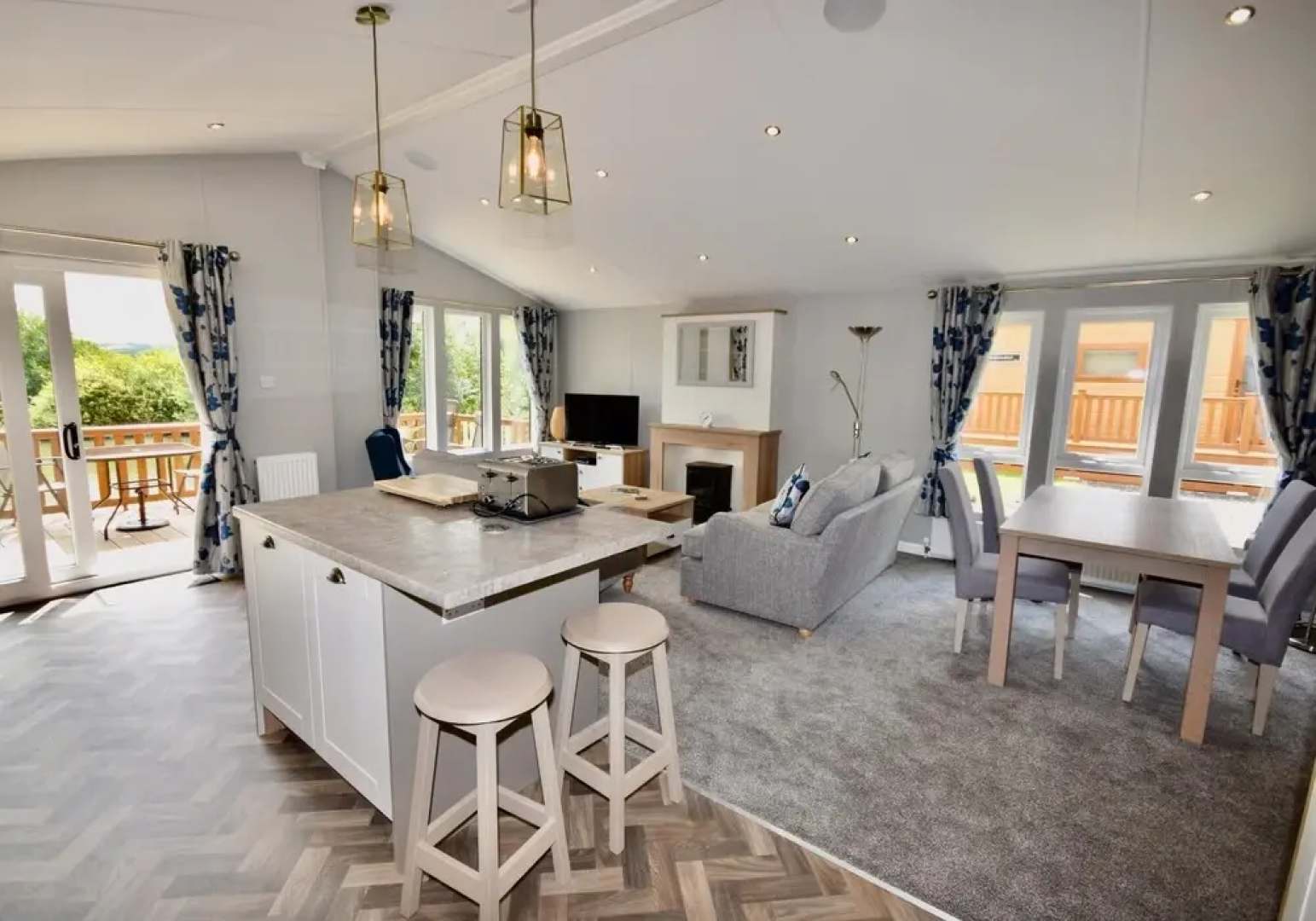 Poppy An Immaculate Lake Side Lodge the Perfect Retreat for all Sleeps 4