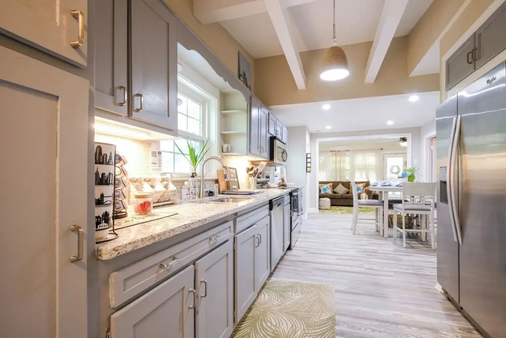 Adorable Beach Cottage w/ Hot Tub & Tropical Bar!