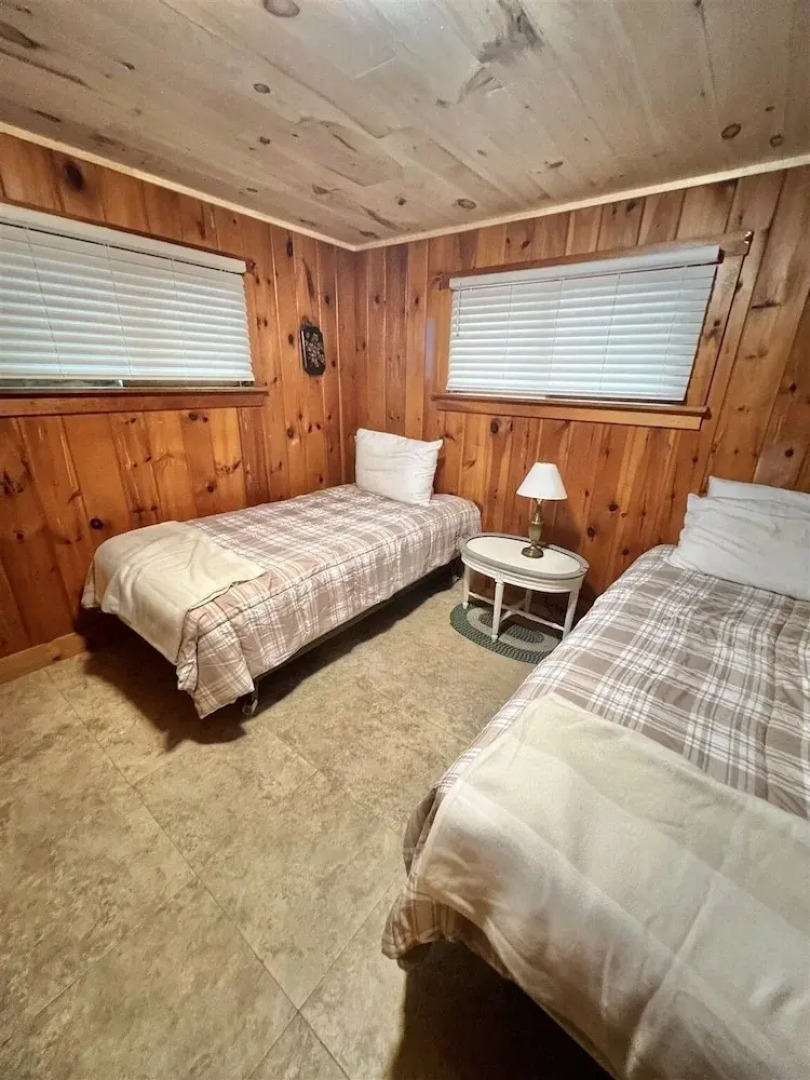 Placyd Pines Limit 8 4 Bedroom Cottage by RedAwning