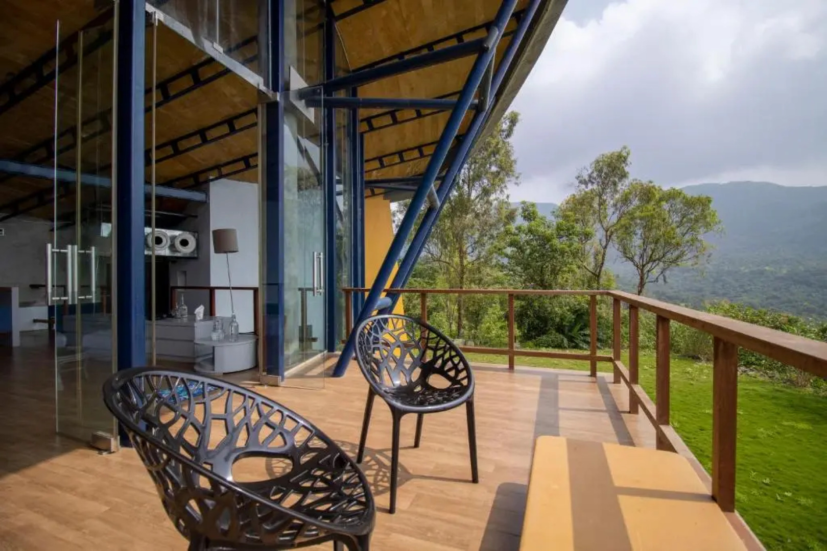 SaffronStays Solasta, Mulshi - Infinity Pool Villa with Mulshi DAM Views