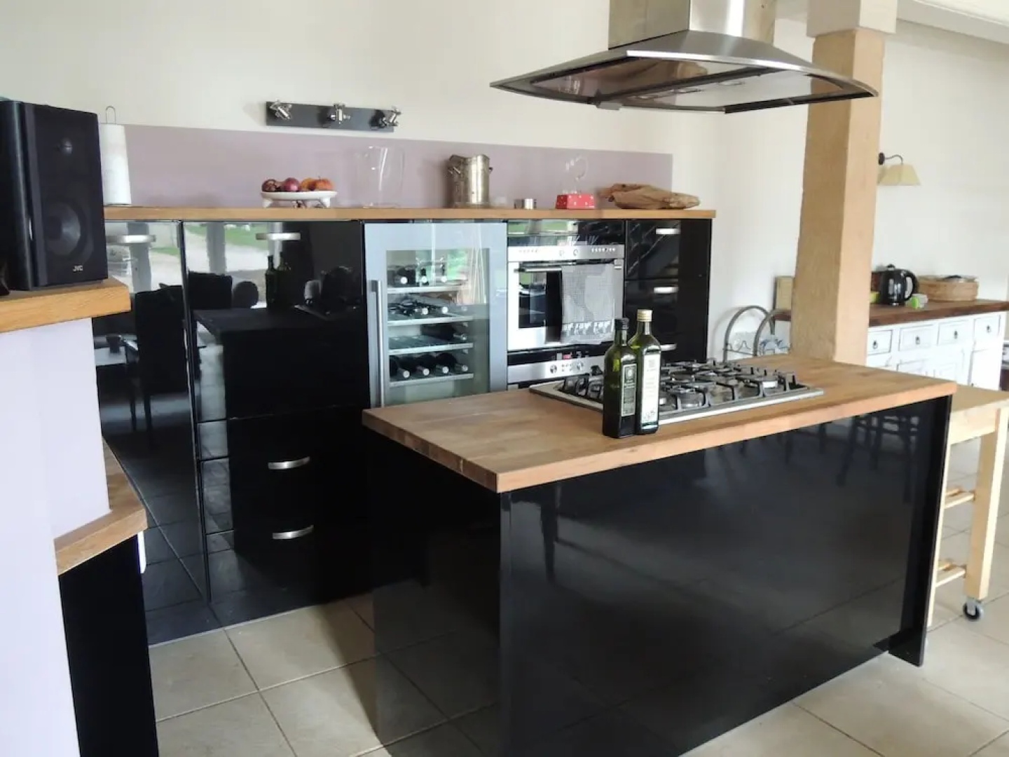 Spacious Mansion in Vinzelles With Swimming Pool