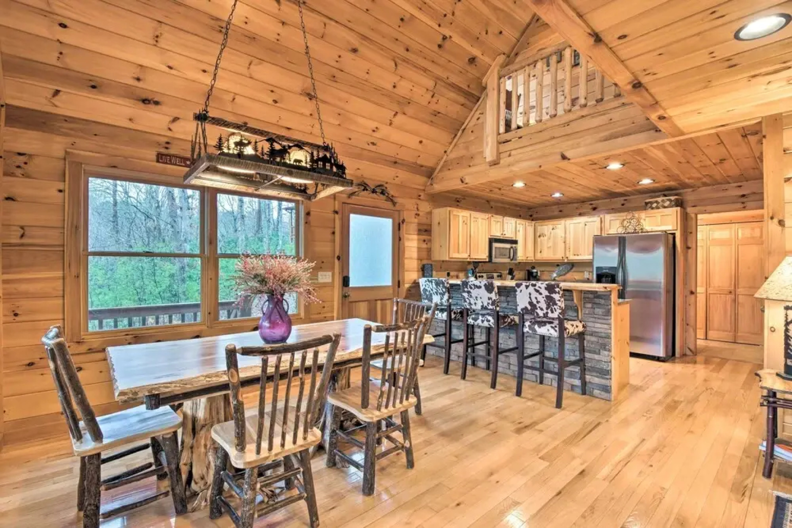 'long Pine Ridge' Cabin w/ Luxury Amenities!