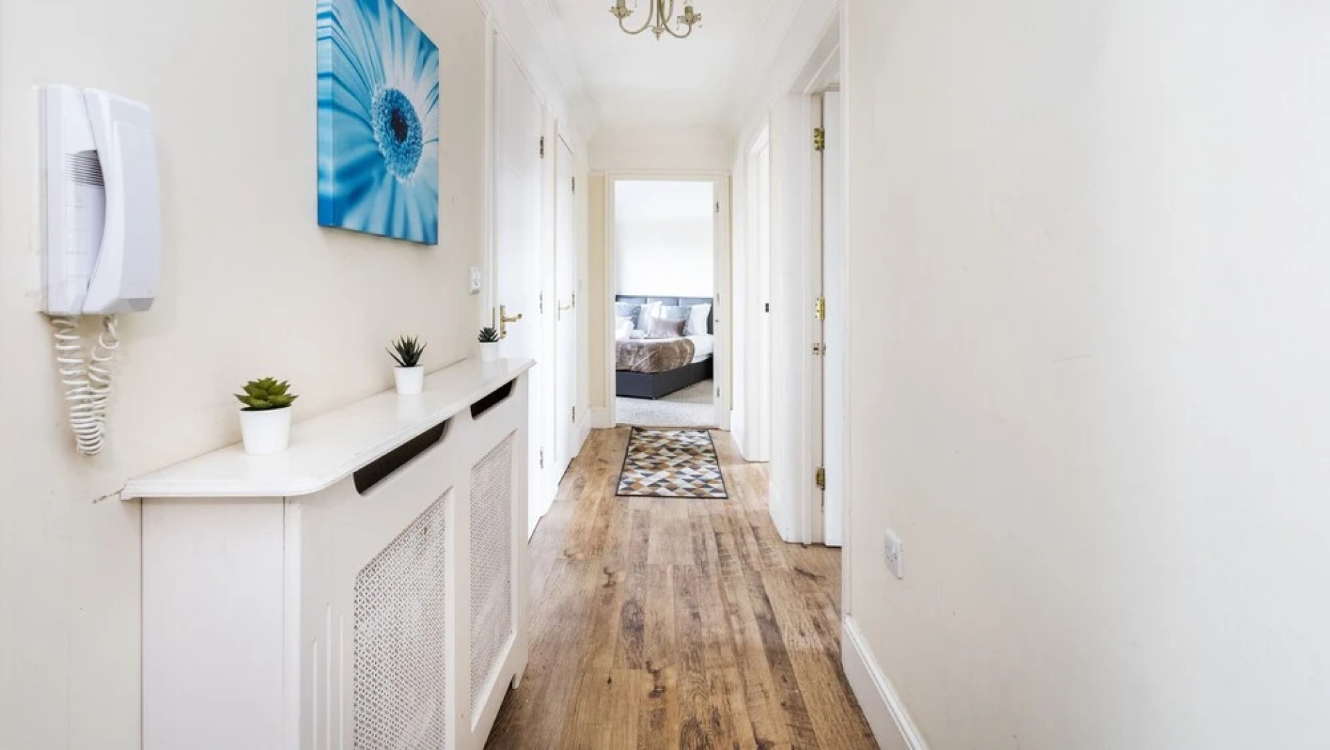 2 Bed Apartment Sleeps 5 - Free Parking, Balcony