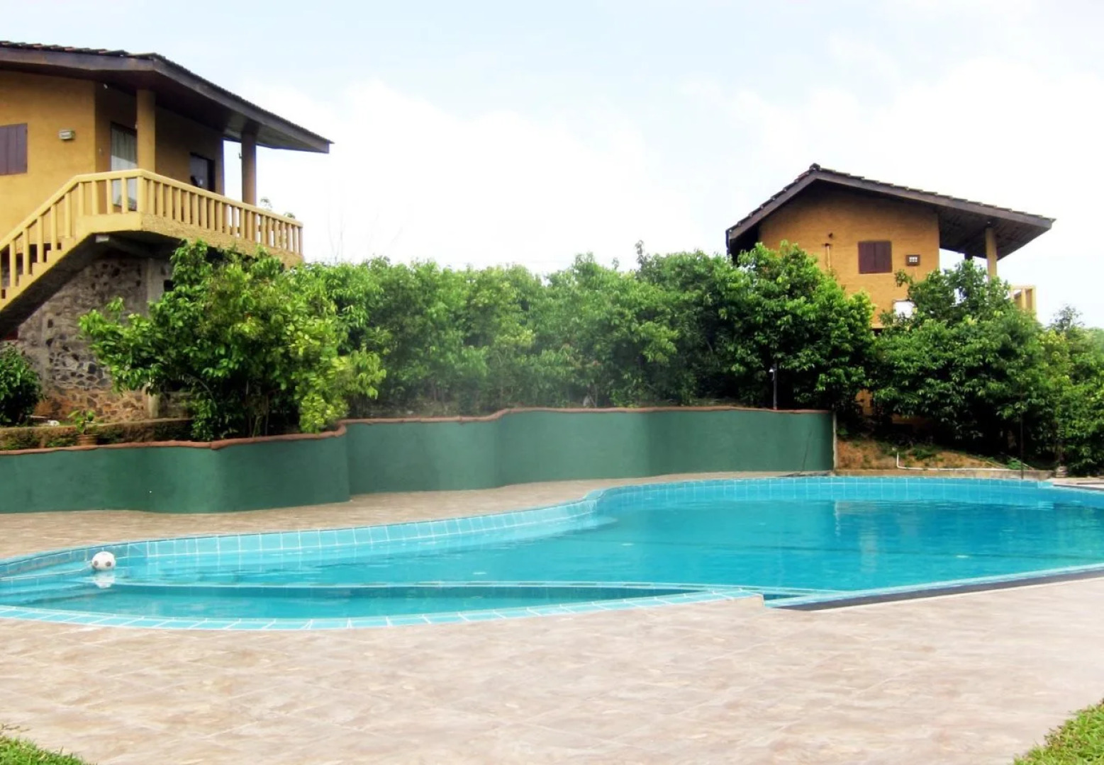 Shiny Lakeside Resort