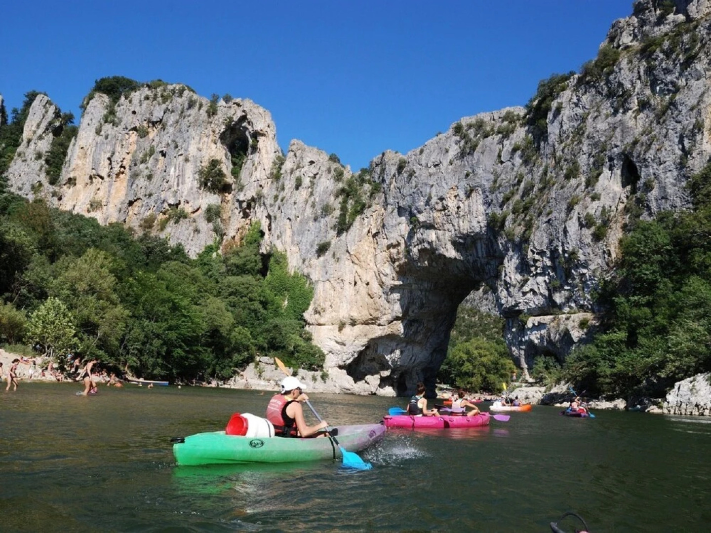 Lovely House with Grass Garden, Shared Swimmingpool, Next To the River Ardèche