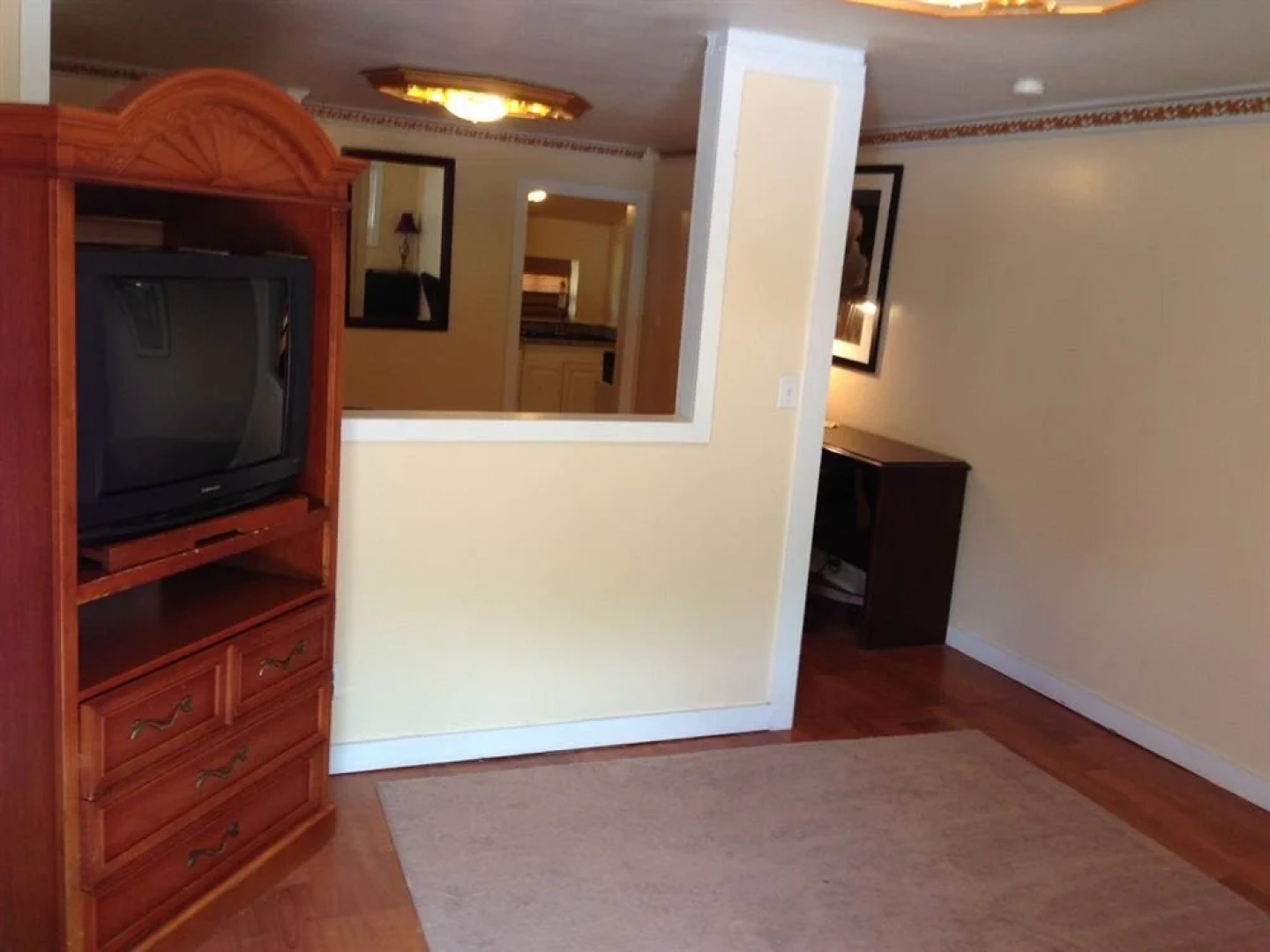 Crest Inn Suites & Cottages