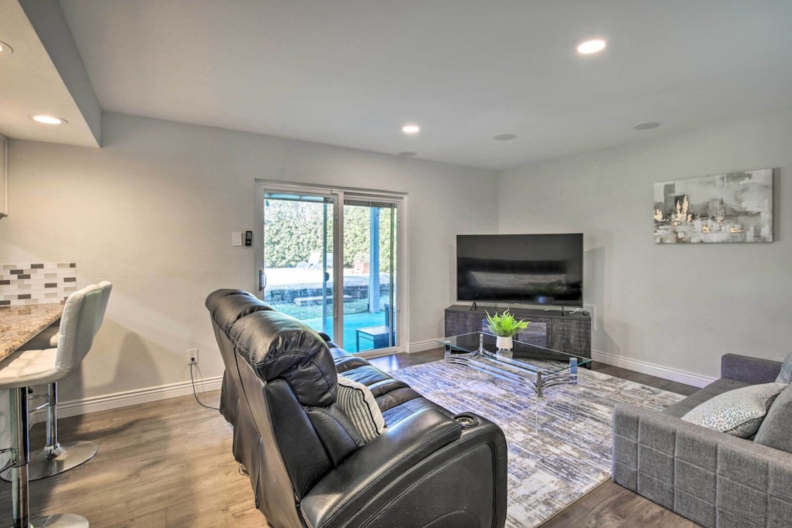 Poolside Oasis: Richardson Home w/ Movie Room!