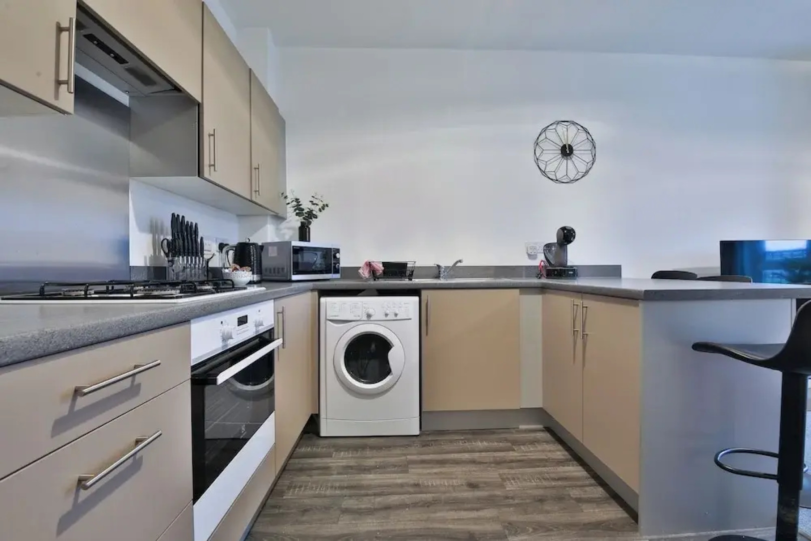 2 Bed Flat with Parking Near Waterfront