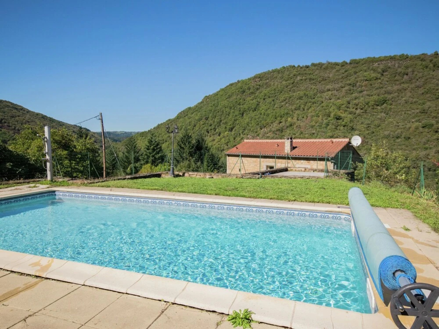 Modern Holiday Home with jacuzzi in Brousse-le-Chateau