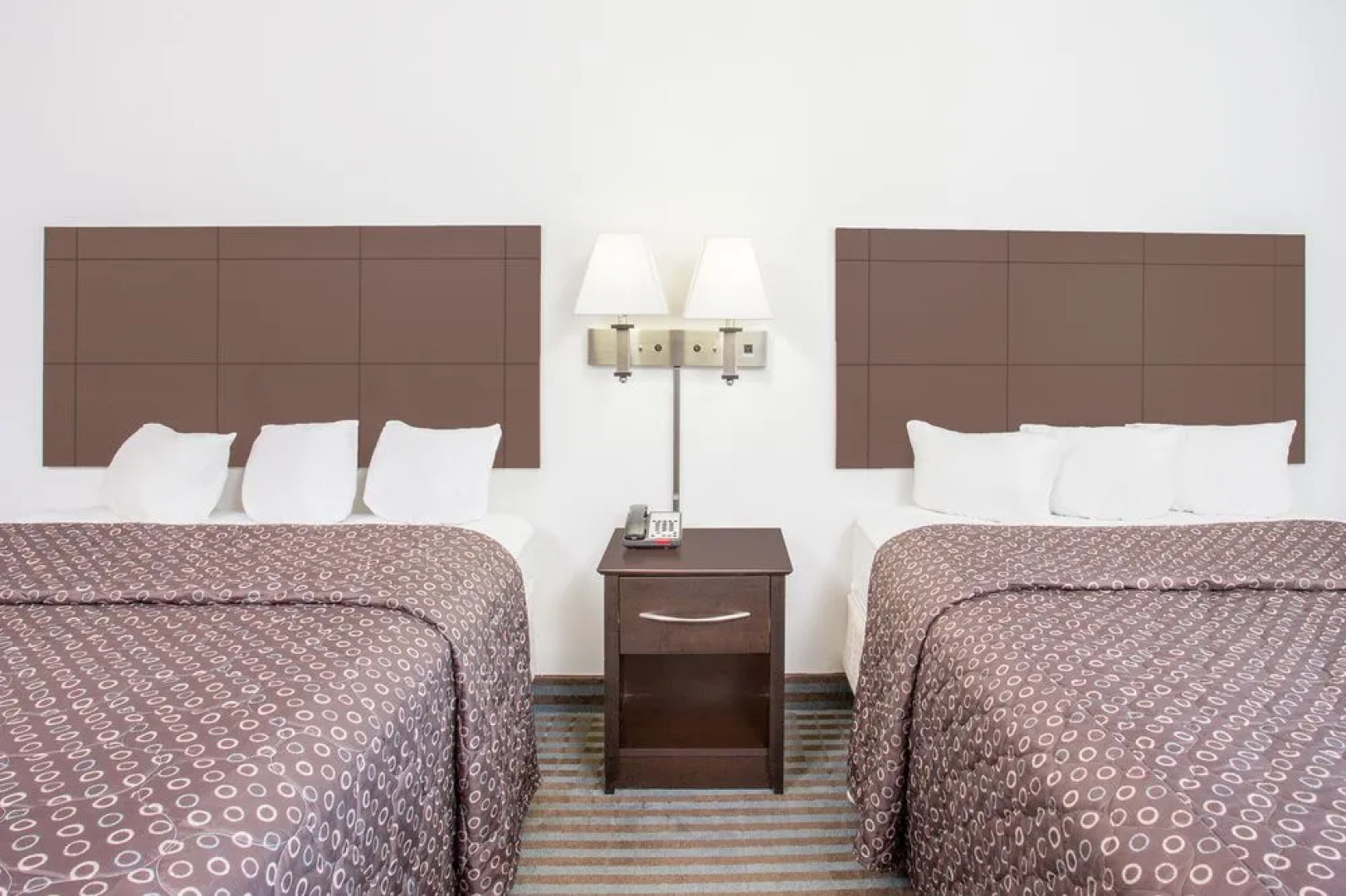 Super 8 by Wyndham Cedar Falls IA - University