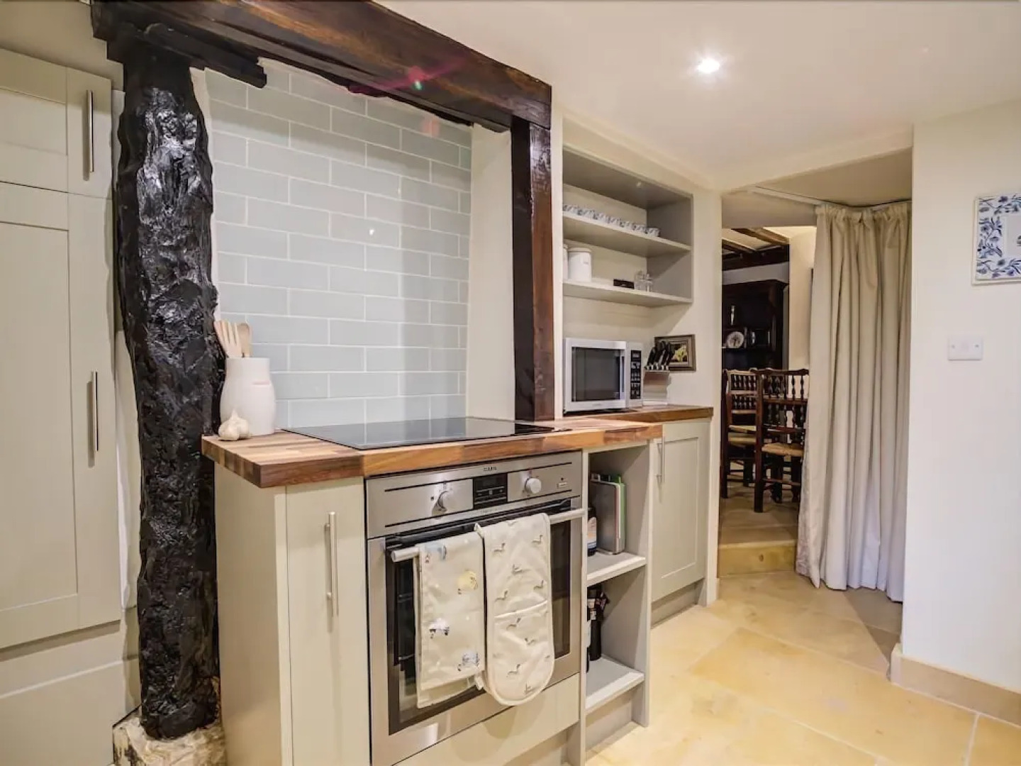 2 Lawrence Lane, BURFORD