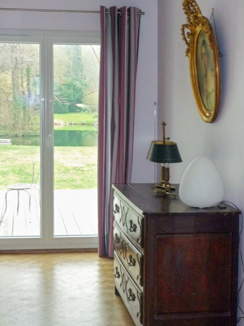 Beautiful Poissy Family Home With 5 Bedrooms, Large Garden and own Pon