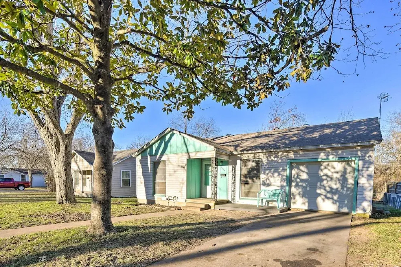 Outdoor Dining & Yard: Pet-friendly Temple Home