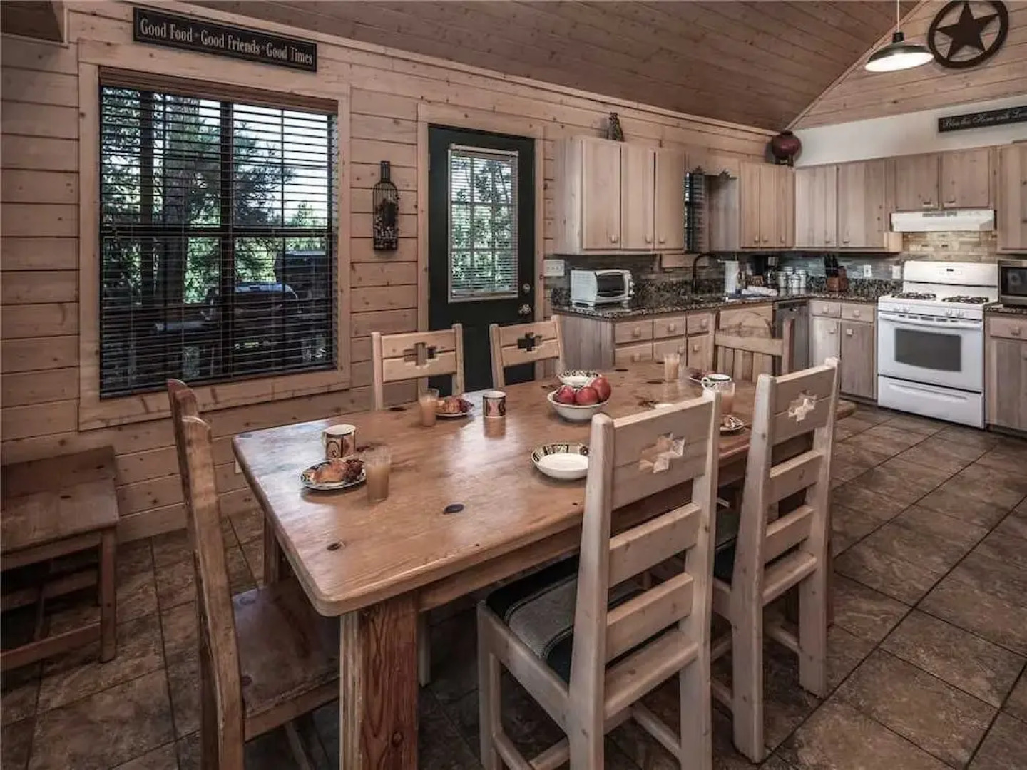 Wine N Pines - Two Bedroom Cabin with Hot Tub