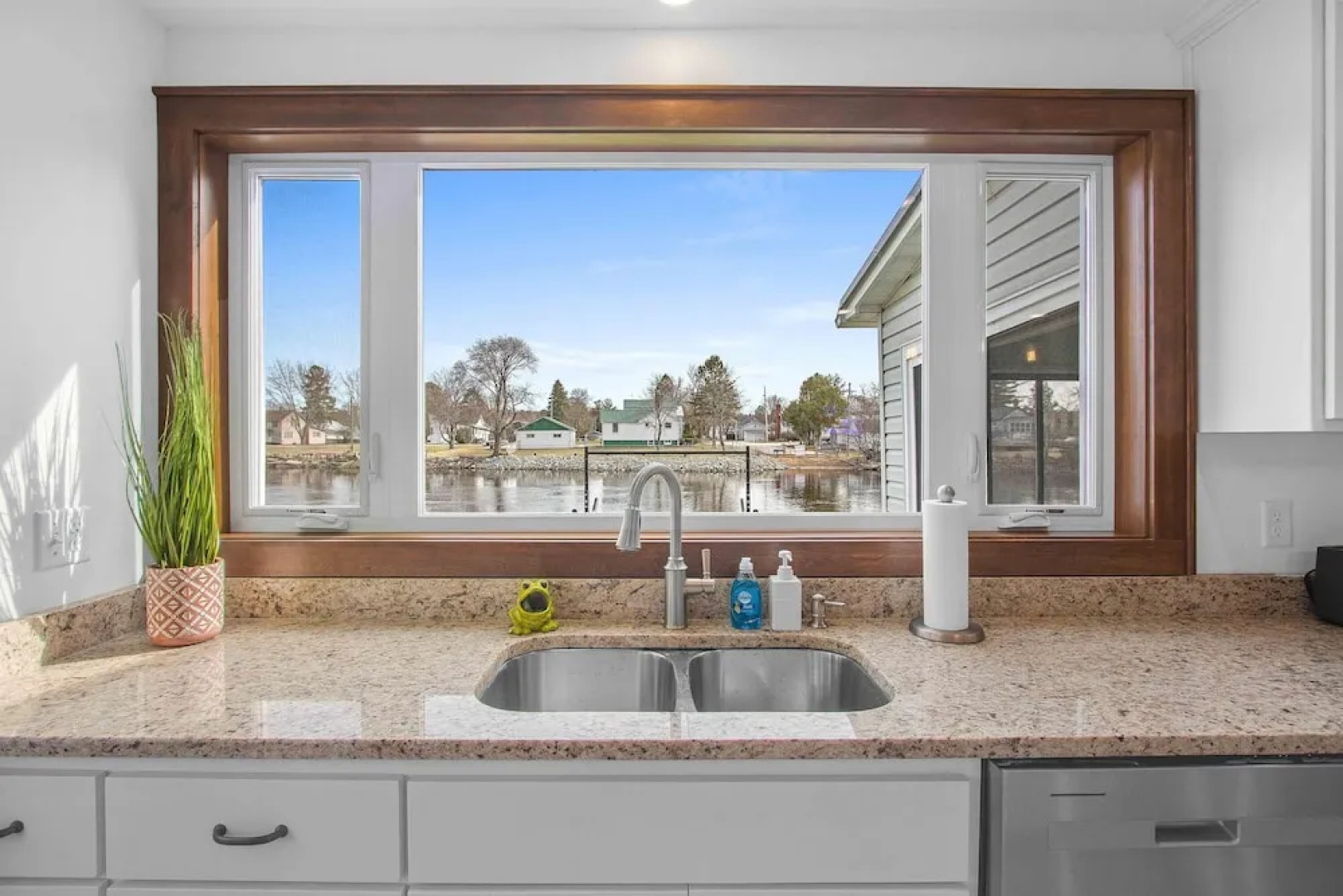 Riverfront Kayaks Bay Access Sleeps 15