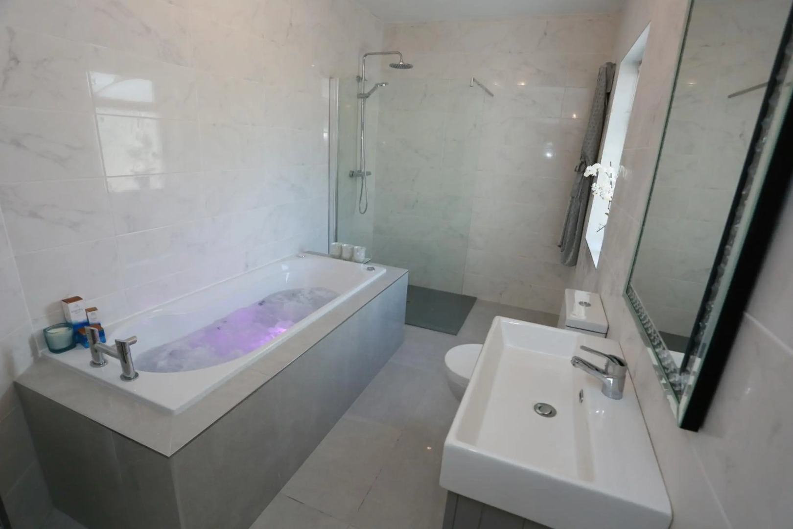 Luxury 6 Bedroom Spiddal Villa, Jacuzzi, Balcony